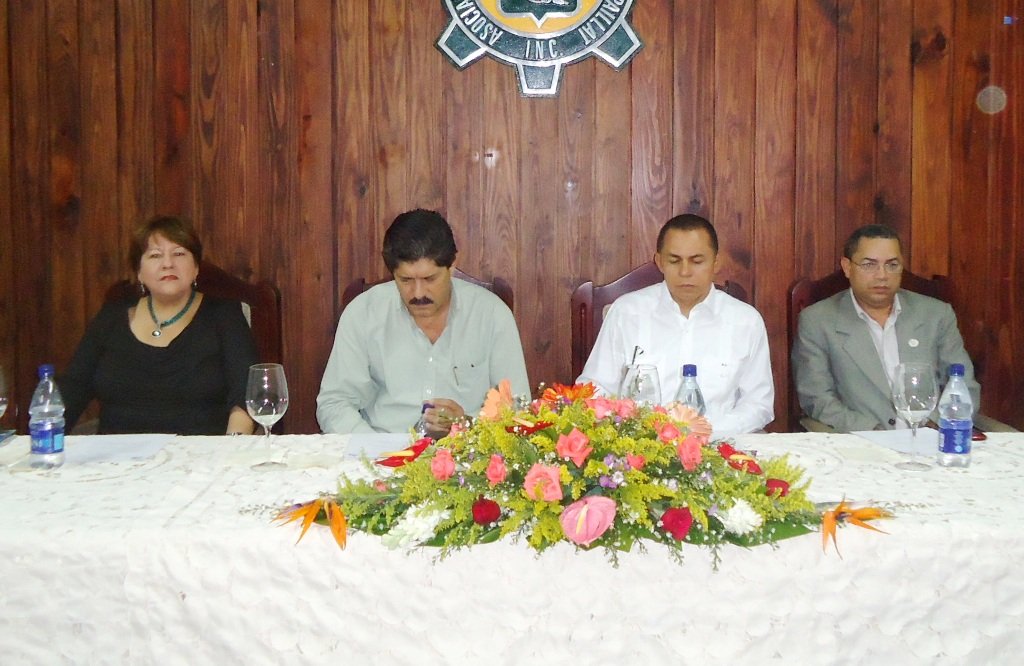 Lic. Remberto Cruz; el gobernador civil provincial, Lic. José Guillermo López; autoridades públicas y privadas, miembros de las instituciones de socorro